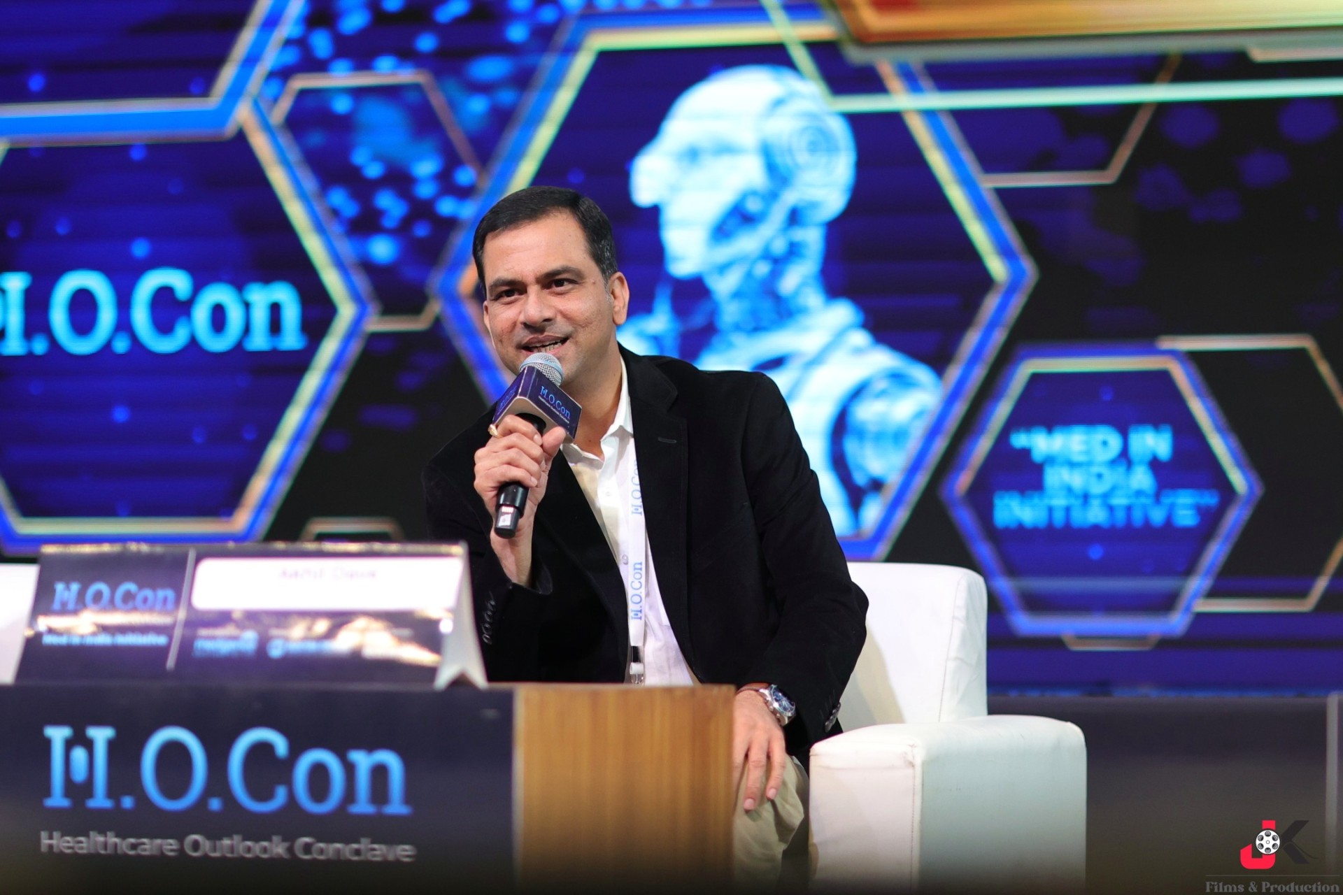 Akhil Dave speaking at H.O.Con Healthcare Outlook Conclave
