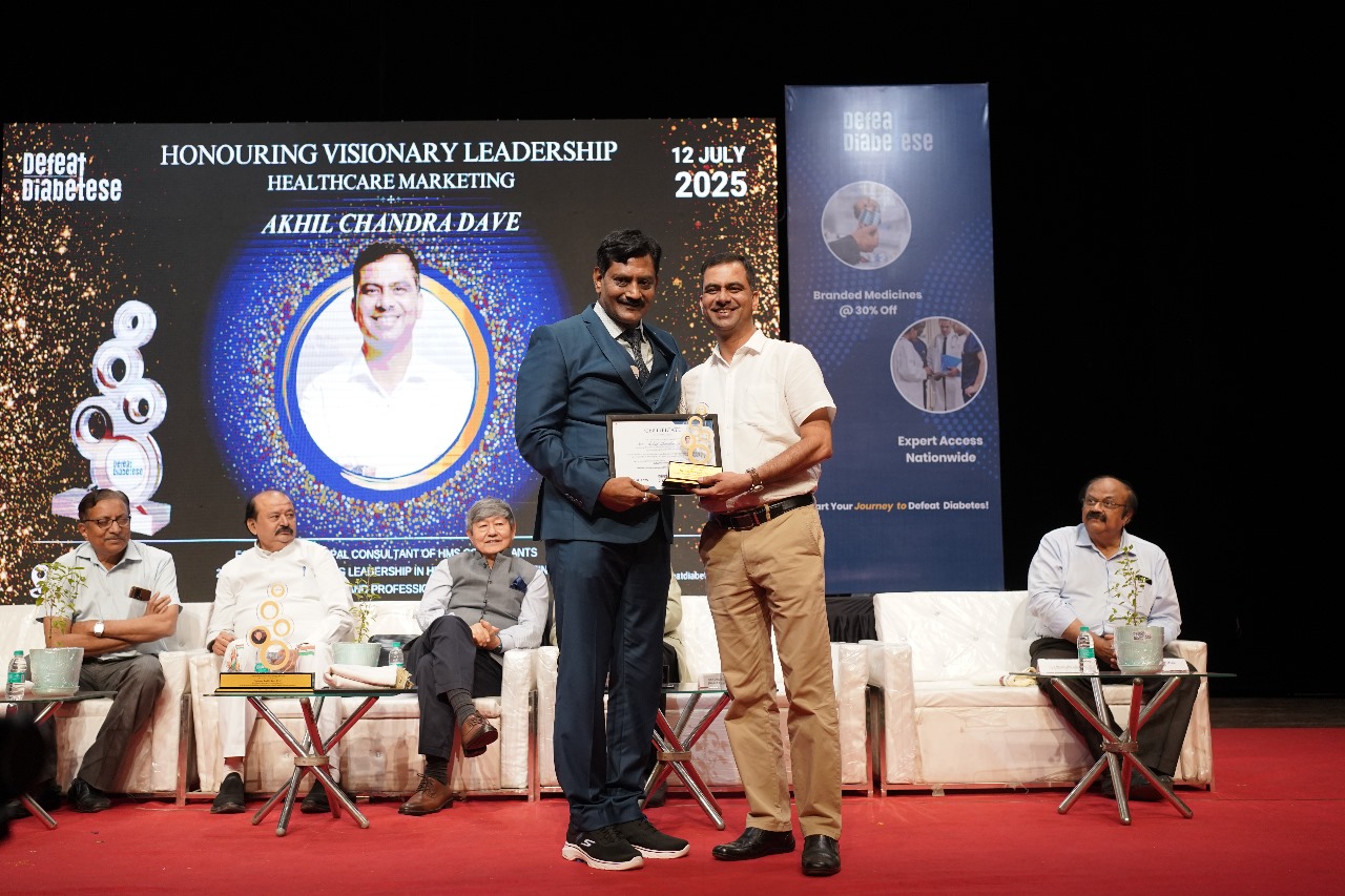 Akhil Dave receiving the Visionary Leadership in Healthcare Marketing honour at Defeat Diabetes, July 2025
